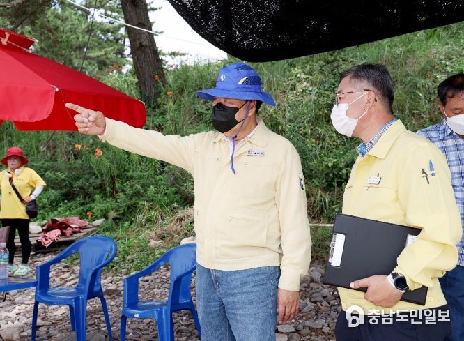 지난해 8월 해수욕장 안전 점검에 나선 가세로 군수.