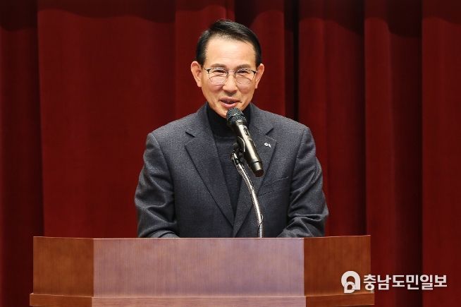 지난 2일 서산시 농업기술센터에서 열린 2023년 농업기술보급 시범사업 대상자 사전교육에서 이완섭 서산시장이 인사말을 하고 있다