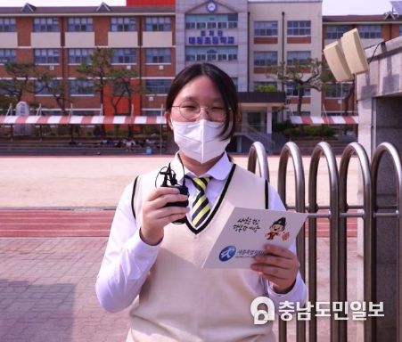 지난해 학생기자가 주간교육뉴스 리포터로 참여하고 있다.