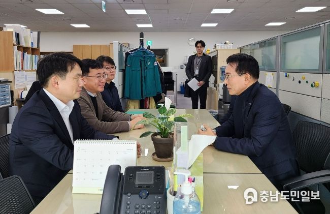 이완섭 서산시장이 지난 7일 서정훈 교부세과장과 지역 현안 해결을 위해 소통하는 모습