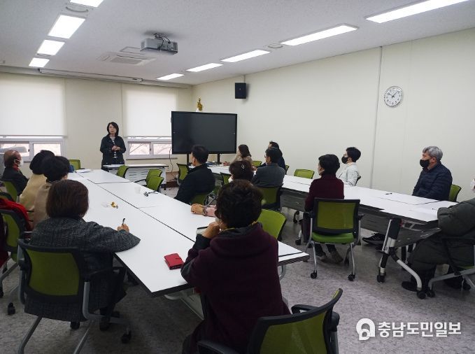 지난 8일 서산시립도서관 다목적실에서 열린 시니어 독서동아리 모습