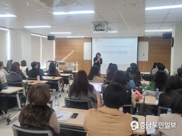 수업지원교사들이 지난 2일 세종교육원에서 열린 사전 교육에 참여하고 있다.