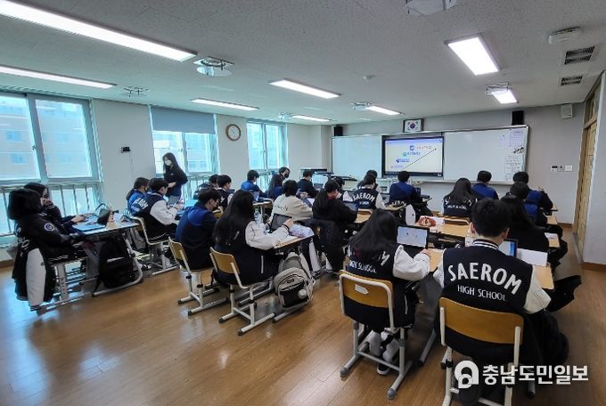 고1 학생 전원에게 크롬북 배부