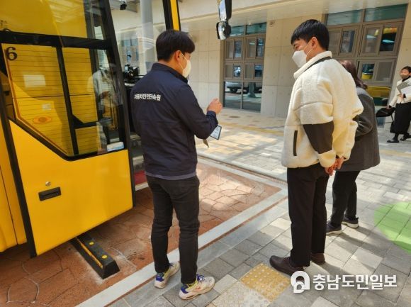 20일, 관계기관 합동 점검반이 통학차량 안전점검을 실시하고 있다.