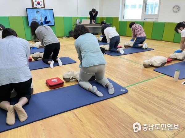 지난해 세종안심유치원 교사들이 심폐소생술 교육을 실시하고 있다.