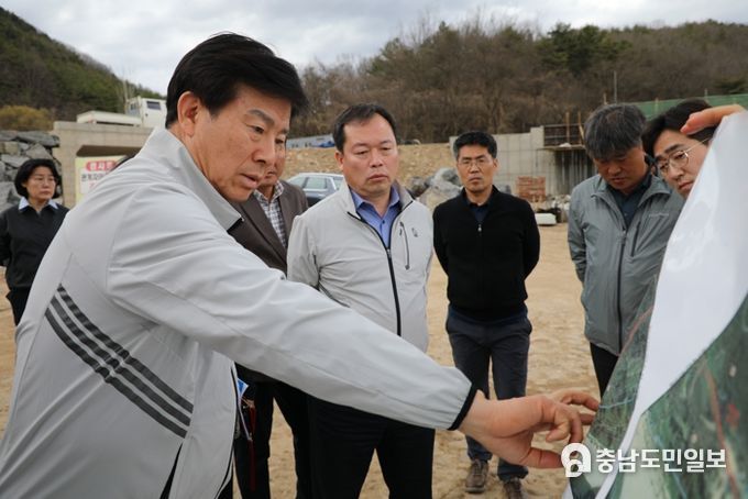 박범인 금산군수가 지난 22일 수통~방우간 연결도로 개설 공사 현장에서 효율적인 사업 추진 방안에 관해 논의하고 있다.