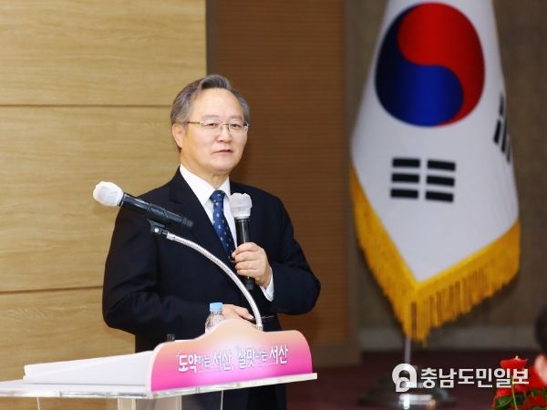 조용진 교수가 23일 시청 대회의실에서 특강을 하는 모습, 이완섭 서산시장이 23일 시청 대회의실에서 특강에 앞서 인사말을 하고 있다