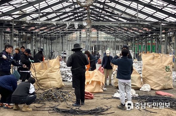 청년농업인과 화재 피해 복구 ‘구슬땀’