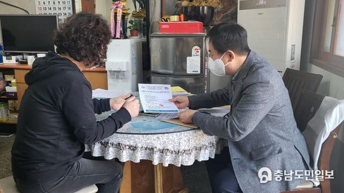 친절 안내문 전달 장면