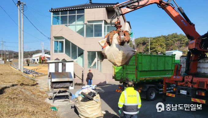 영농폐기물 수거팀이 성연면 오사2리 마을회관에서 영농폐기물 종량제마대 집중수거기간에 배출된 마대를 수거하는 모습