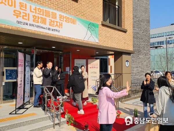 학생들이 선생님들의 박수를 받으며 입교식에 참석하고 있다.