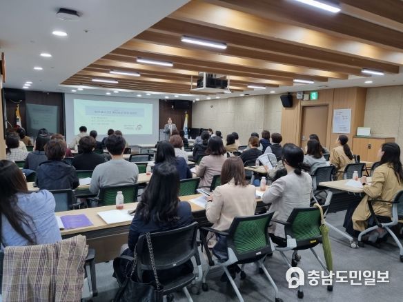 세종시 보건교사들이 5일 열린 보건교사 2인 배치학교 운영 설명회에 참여하고 있다.