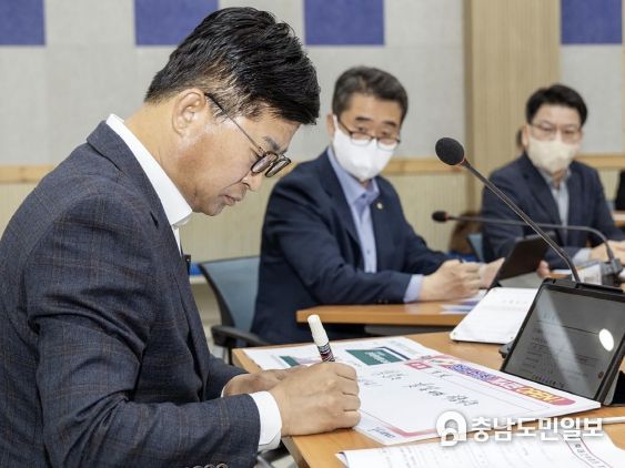 최충규 대덕구청장이 ‘청렴 수(秀)’ 게시판에 게시될 첫 글을 폼보드에 작성하고 있다.