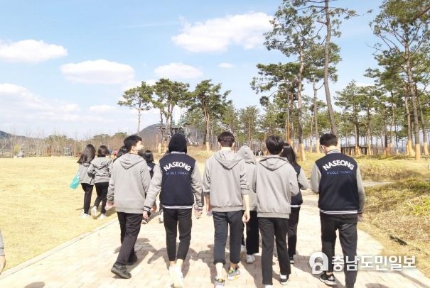나성중 학생들이 호수공원 걷기 행사에 참여하고 반별 공동체 활동을 하고 있다.