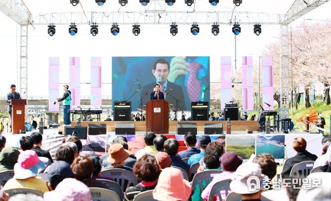 이완섭 서산시장이 지난 8일 해미천 일원에서 열린 제4회 해미 벚꽃축제 개막식에서 인사말을 하는 모습