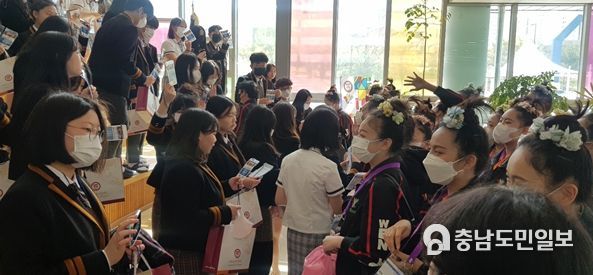 세종국제고에서 대만문화고 대표단을 반갑게 맞이하고, 교류 활동을 하고 있다.