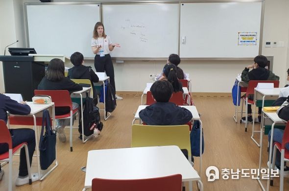 학생들이 국제교육교류센터의 1학기 외국어교육 프로그램 수업을 받고 있다.
