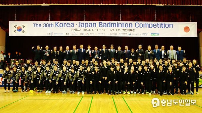 14일부터 15일까지 서산시민체육관에서 열린 한‧일 국가대항 배드민턴경기대회에서 이완섭 서산시장을 비롯한 양국 선수단이 기념촬영 하는 모습
