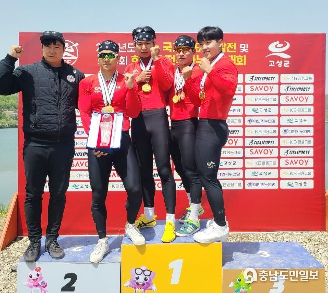 13일부터 17일까지 경남 고성군에서 열린 2023년 카누 국가대표 선발전 및 제40회 회장배 전국카누경기대회에서 서산시청 카누팀 선수단이 기념 촬영한 모습(왼쪽부터 박민호 감독, 신동진, 강신홍, 나재영, 최지성 선수)