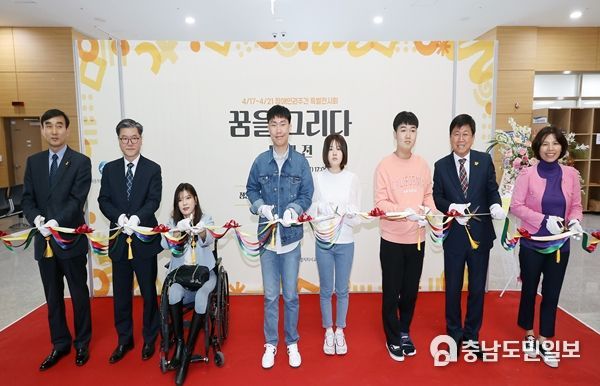 17일, 청사 1층 로비에서 장애인예술가 작품전시회 색줄 자르기 행사가 진행되고 있다.