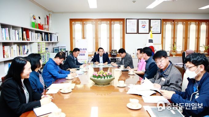 이 시장이 19일 시장실에서 경비노동자의 고용안정을 위해 머리를 맞대는 모습