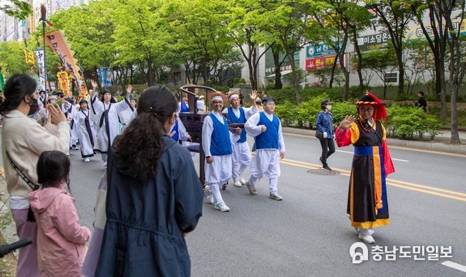 최충규 대덕구청장(사진 오른쪽)이 문정공시호봉송행렬 중 시민들과 인사를 나누고 있다.
