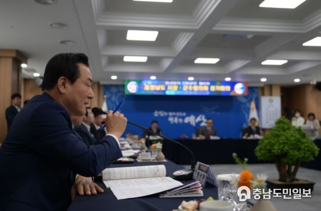 시장군수협의회에서 발언 중인 백성현 논산시장