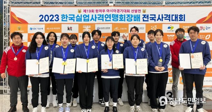 서산시청 사격팀 기념촬영 모습(왼쪽부터 황윤삼 코치, 오정은, 김예슬, 이은서, 김희선, 박해미, 박성현, 유현영, 강준기, 염다은, 김기원, 최보람, 정미라, 박신영 감독, 소승섭)
