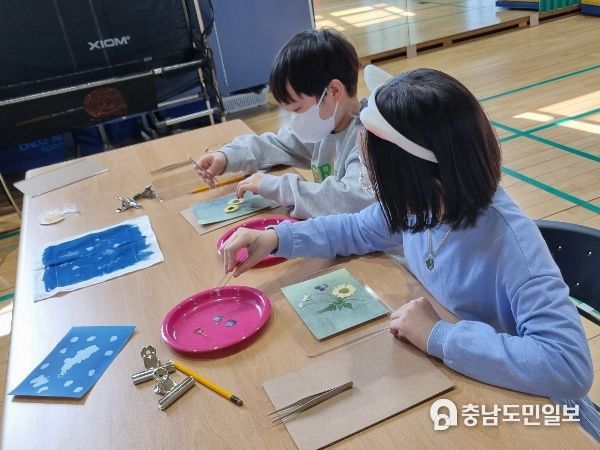 연남초 학생들이 AI & STEAM DAY 행사에 참여하고 있다.