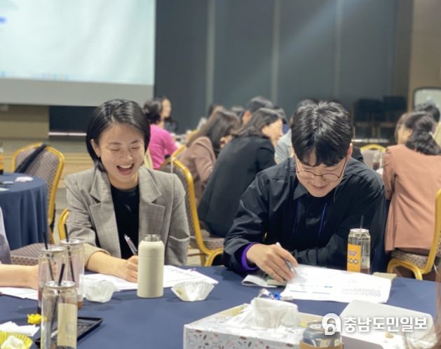 교육원에서 진행한 협의회에 참석한 운영진들이 환하게 웃고 있다.