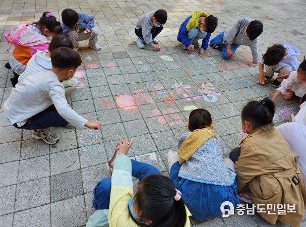 여울초 학생들이 개교 6주년 학교 사랑의 날 특별 프로그램에 참여하고 있다.