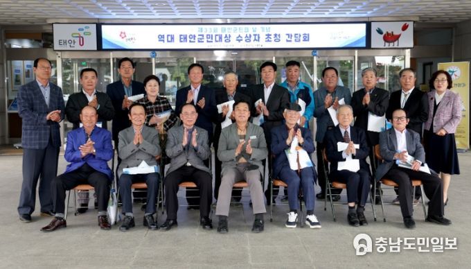 참석자 단체사진(군청 현관 앞).