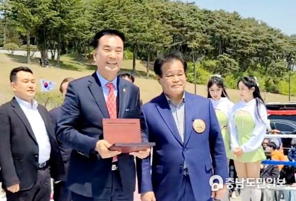 방한일 충남도의원, 한국권투연맹에서 감사패 받아