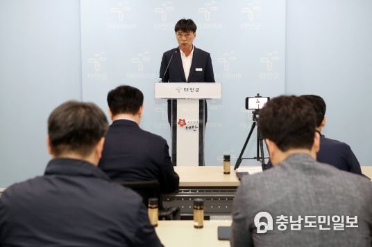 3일 군청 브리핑실에서 정례브리핑 중인 김장호 재무과장.