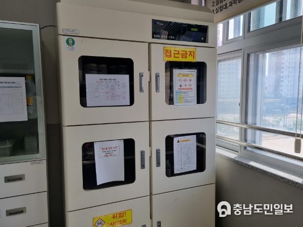 밀폐형 시약장 점검 모습