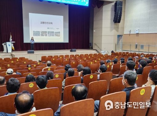 통학 차량 관계자들이 10일에 열린 교통안전 연수에 참여하고 있다.