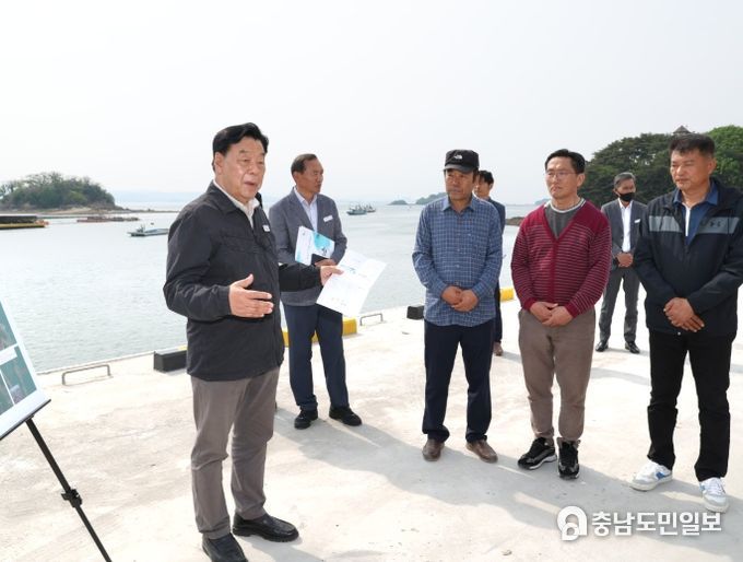 15일 주요 사업 현장을 찾아 점검 중인 가세로 태안군수