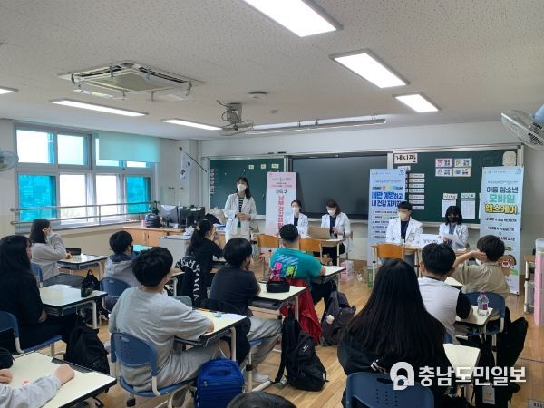 대전 대덕구 남부건강지원센터 직원들이 아동·청소년의 건강관리를 위해 대전 양지초 학생들을 대상으로 ‘모바일 헬스케어’에 대해 설명하고 있다.