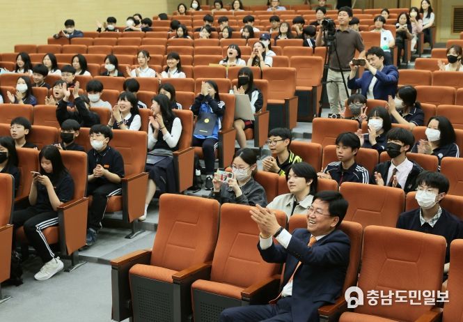 세종시 학생들이 시상식에 참여해 수상작을 함께 감상하고 있다.