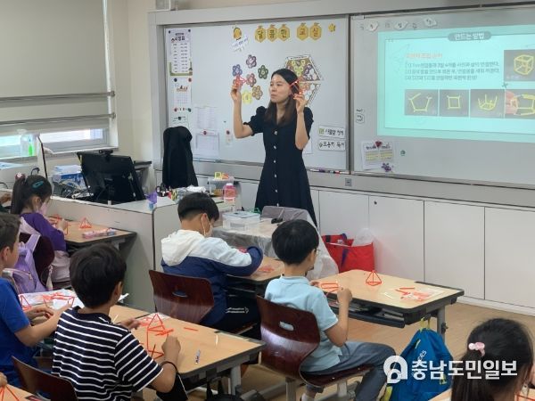 늘봄초 학부모가 4D 프레임 만들기 수업을 하고 있다.
