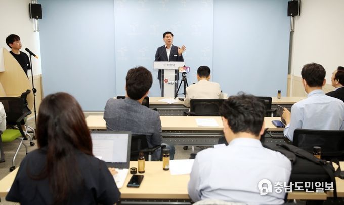 17일 군청 브리핑실에서 브리핑 중인 조상호 관광진흥과장