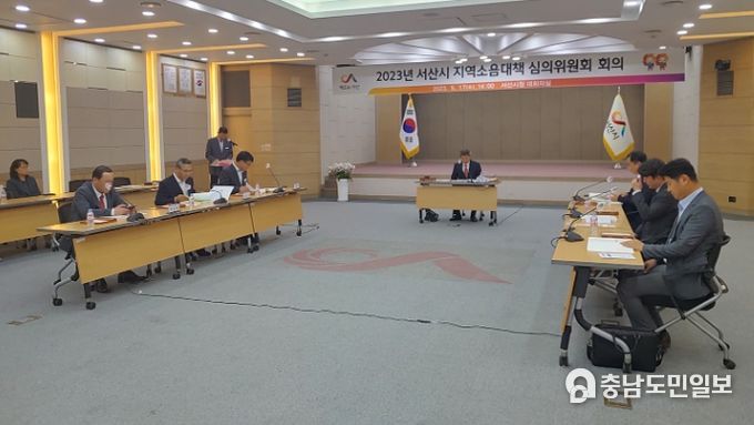 지난 17일 시청 대회의실에서 열린 군용비행장 소음피해보상 지역소음대책심의위원회 모습