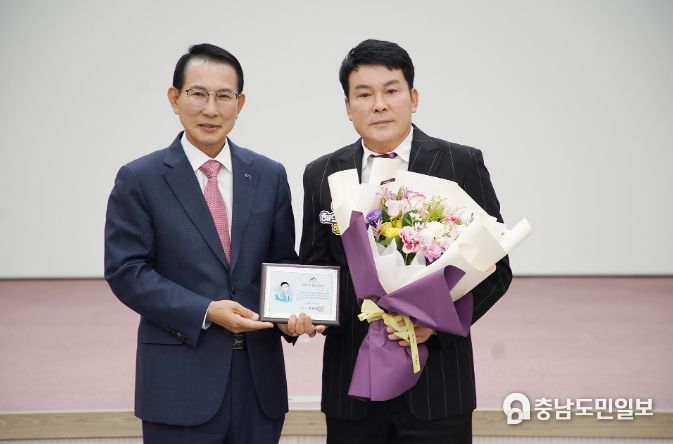 19일 시청 대회의실에서 열린 서산시 홍보대사 위촉식 모습, 가수 현강