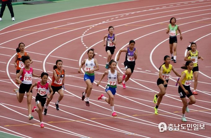 충남선발 학생들 400m 계주 경기 모습