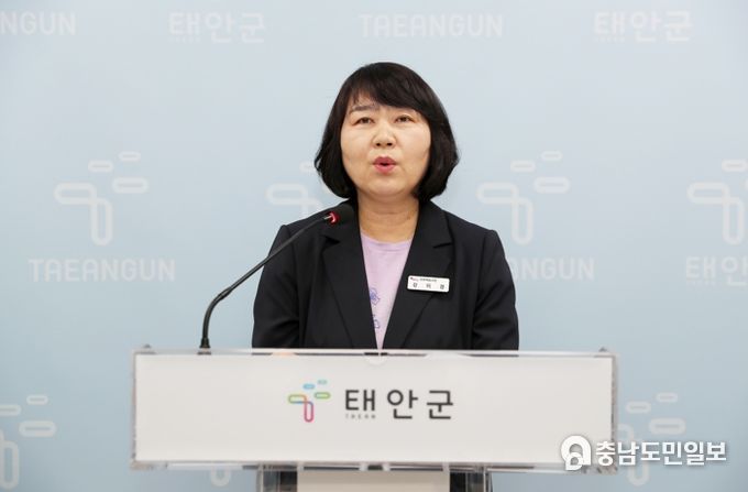 5월 31일 군청 브리핑실에서 브리핑 중인 강미경 문화예술과장.