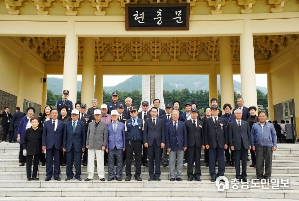 이완섭 서산시장이 국립대전현충원에서 보훈단체 회원들과 현충탑 참배를 하는 모습