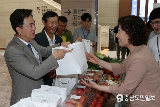김태흠 충남도지사는 2일 오전 도청에서 개최한 유기데이 친환경 토마토 나눔 행사에 참석해 유기농산물을 전달하고 직원들을 격려했다.