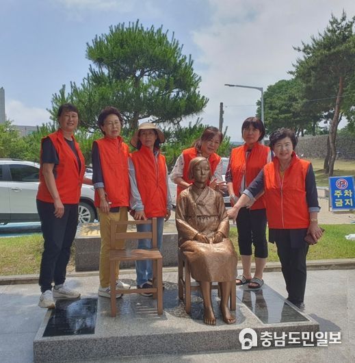 홍성군 여성단체협의회, ‘평화의 소녀상’ 민간 지킴이 환경정화 활동!