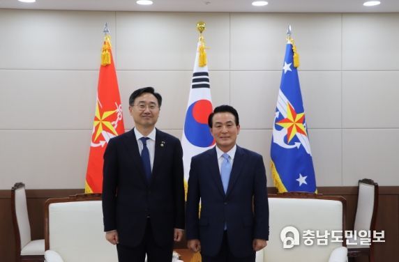 국방부 방문 면담, (좌측부터 신범철 차관, 백성현 논산시장)
