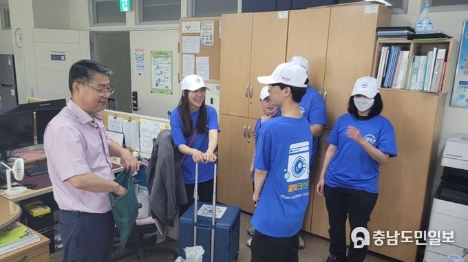13일 총무과에 방문하여 세탁물을 수거해가는 학생들